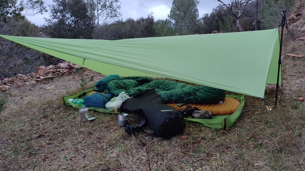 Für Outdoor-Neulinge ist ein Tarp oft nicht die erste Wahl. Erfahrene Wanderer Wissen aber um die vielen Vorteile die ein Tarp hat. Für Outdoor-Neulinge ist ein Tarp oft nicht die erste Wahl. Erfahrene Wanderer Wissen aber um die vielen Vorteile die ein Tarp hat.