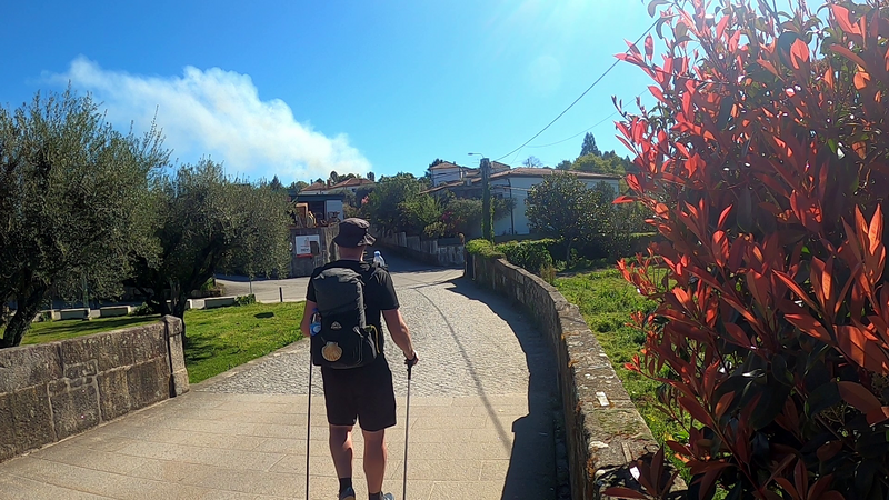 Mit einem leichten Rucksack fühlen sich auch mehrere Wochen des intensiven Wanderns an, wie eine Aneinanderreihung von langen Spaziergängen. Auf dem Camino Portugues ist es heiß. Ein leichter Rucksack ist hier der Schlüssel zum Erfolg! Mit einem leichten Rucksack fühlen sich auch mehrere Wochen des intensiven Wanderns an, wie eine Aneinanderreihung von langen Spaziergängen. Auf dem Camino Portugues ist es heiß. Ein leichter Rucksack ist hier der Schlüssel zum Erfolg!