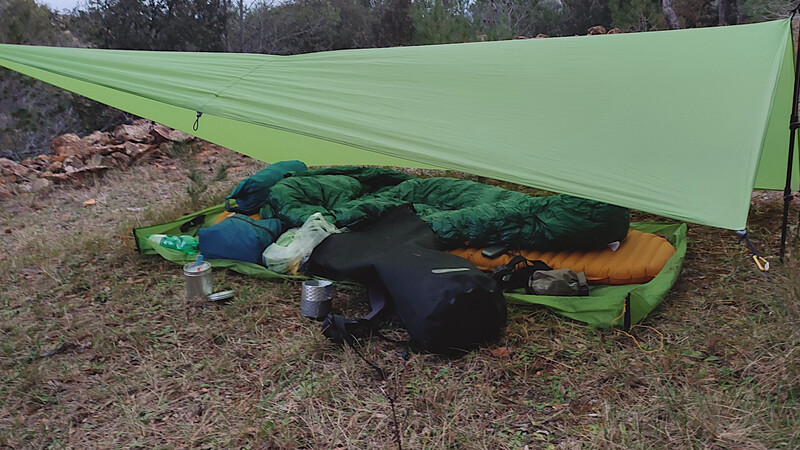 Oft ist ein Tarp die leichtest, sicherste und schönste Option für eine Outdoor-Übernachtung. Schwere Zelte sind teurer und weniger robust. Oft ist ein Tarp die leichtest, sicherste und schönste Option für eine Outdoor-Übernachtung. Schwere Zelte sind teurer und weniger robust.