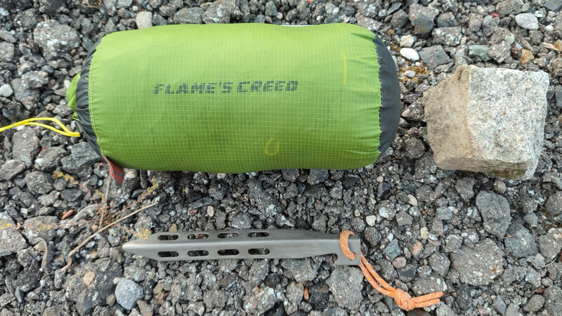 Ein verpacktes Tarp, das im Rucksack nur etwas mehr Platz einnimmt, als eine Getränkedose. Kleiner und leichter geht es nicht. Ein verpacktes Tarp, das im Rucksack nur etwas mehr Platz einnimmt, als eine Getränkedose. Kleiner und leichter geht es nicht.