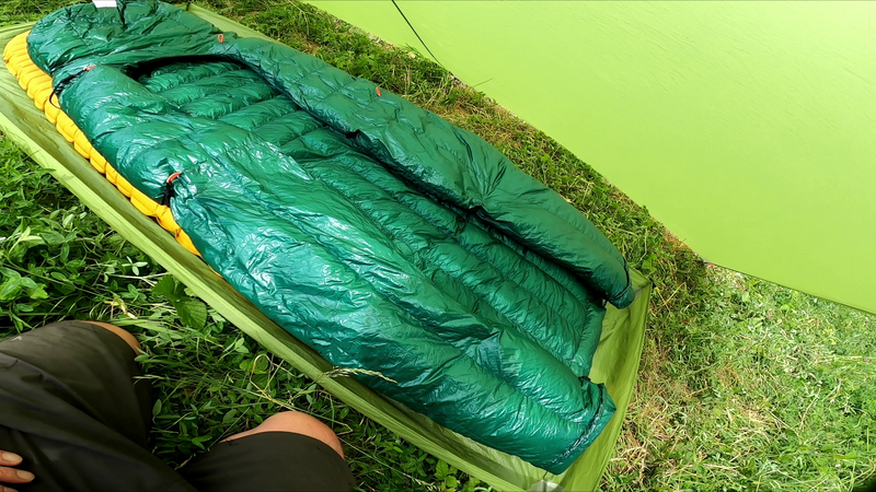 Die offene Rückseite vom Quilt unterscheidet ihn vom Schlafsack und bringt einen extremen Komfortgewinn.