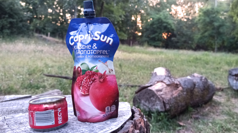Ein Dosenkocher ist schnell gebaut. Eine Folienflasche gibt es jedem Supermarkt und sie eignet sich gut als ultraleichte Brennstoffflasche.