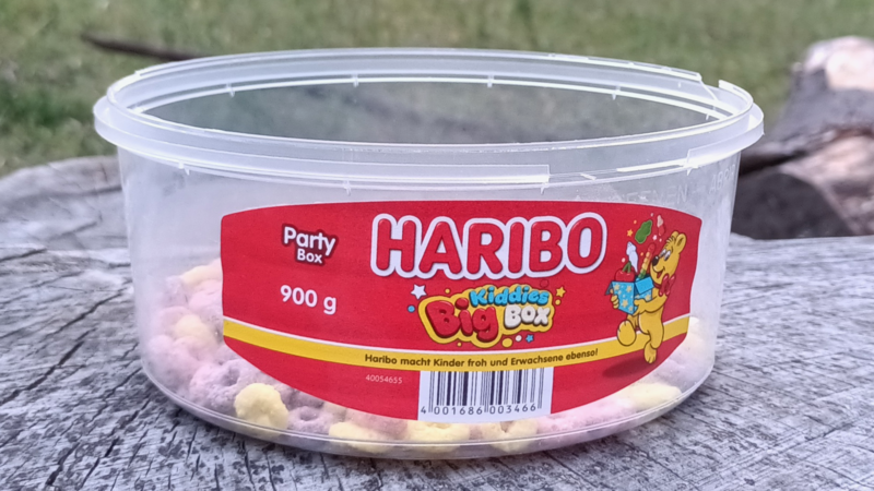 Eine Haribo-Box ist superleicht, extrem robust und wenn du sie kaufst bekommst du sogar noch Süßigkeiten kostenlos dazu!