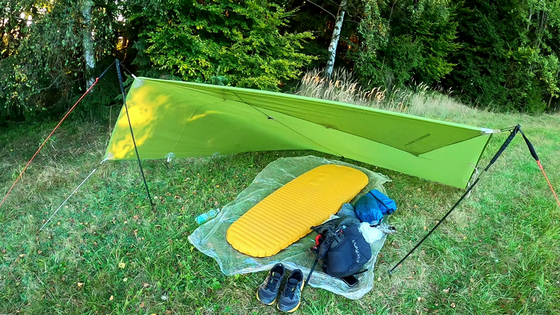 Ultraleichtes Tarp-Setup von Martin von Dannen. Auf einer Fernwanderung mit 3 x 3 Meter Tarp. Mit Trekkingstöcken aufgestellt. Ultraleichtes Tarp-Setup von Martin von Dannen. Auf einer Fernwanderung mit 3 x 3 Meter Tarp. Mit Trekkingstöcken aufgestellt.