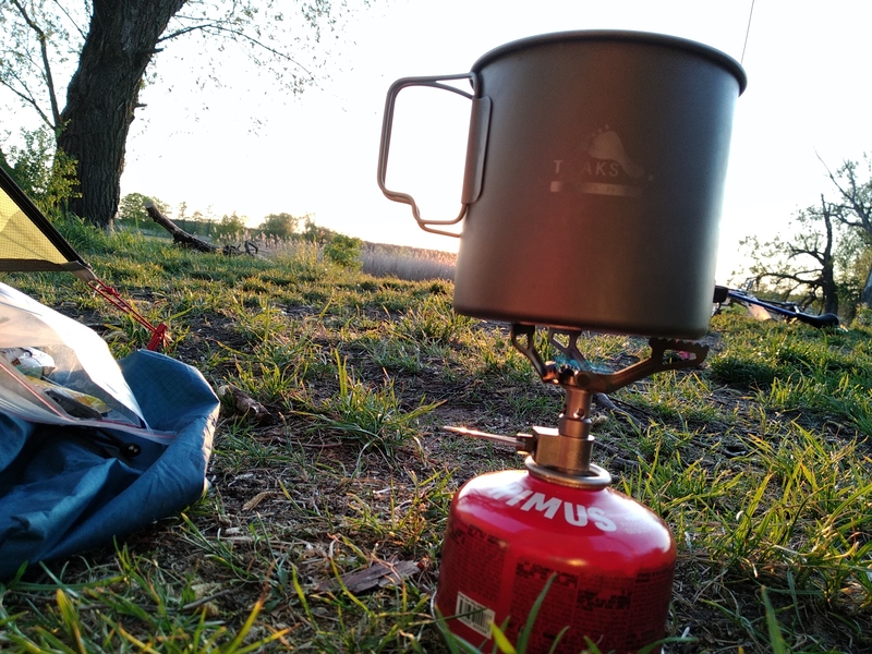 BRS-3000T Gaskocher montiert auf einer Gaskartusche mit einem Titanbecher bei einer Bikepacking-Tour. BRS-3000T Gaskocher montiert auf einer Gaskartusche mit einem Titanbecher bei einer Bikepacking-Tour.